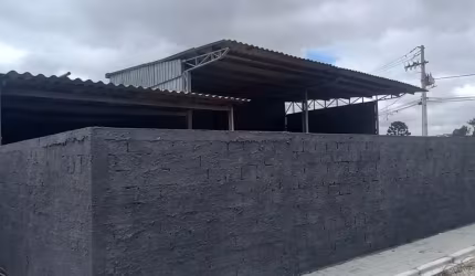 Terreno com um barracão comercial  e uma casa de alvenaria.