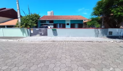 Casa com 2 quartos à venda na Rua Bernardina Taváres, 218, Centro, Penha, 100 m2 por R$ 680.000