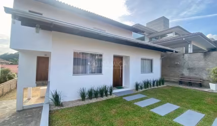 Casa com 3 quartos à venda na Rua Adécio Gonçalves, 168, Velha, Blumenau, 212 m2 por R$ 1.476.600