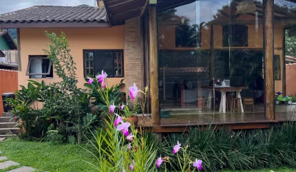 Casa a venda Ubatuba 3 quartos em condomínio no centro