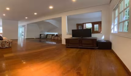 Casa no Itaim Bibi com 165m², 3 quartos, 1 suíte, 2 vagas.