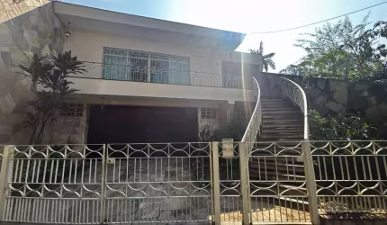 Casa tipo para venda com 4 quartos, sendo 1 suíte, 240m²