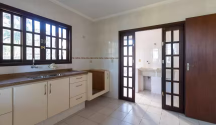Casa tipo para venda com 6 quartos, sendo 6 suítes, 450m²