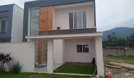 Linda Casa a venda Vargem Pequena LEGALIZADA sala 3 ambientes com o pé direito duplo, com 4 Suítes, 1 no Térreo, Piscina e Churrasqueira !