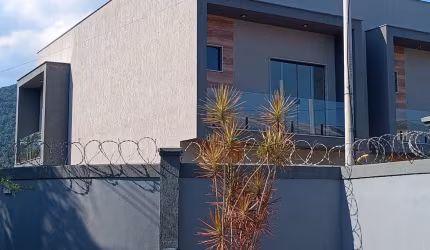Linda casa Venda em Vargem Pequena RGI, Contemporânea com 3 Suítes 2 com varandas, piscina, churrasqueira e um belo jardim !