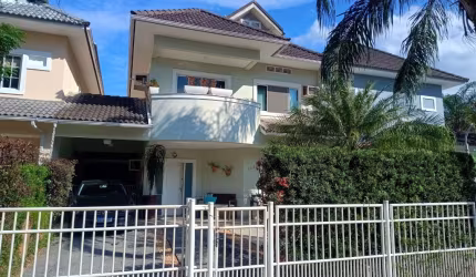 VENDO LINDA CASA LEGALIZAD COM RGI INDIVIDUAL EM VARGEM PEQUENA COM 4 QUARTOS 2 SUÍTES, BELA ÁREA GOURMET COM  PISCINA, CHURRASQUEIRA, EM UM BELO COND. CLUBE !