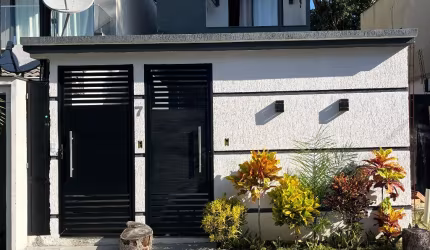 Vendo no PONTAL linda casa de 2 quartos com piscina e churrasqueira + 2 APT quartos sala cozinha que ficam na parte de cima da casa com entradas independentes !  !