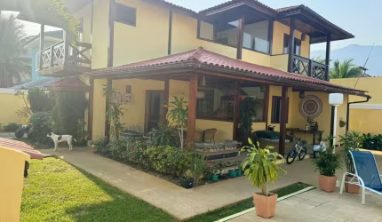 Linda Casa a venda em Vargem Pequena em Cond. fechado com 4 Suítes, sendo 1 no térreo, Sauna, piscina e churrasqueira!