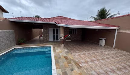 Belíssima Casa Térrea com Piscina à Venda em Peruíbe – R$ 570.000,00
