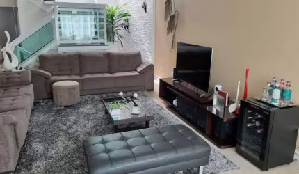 Sobrado para venda possui 307 metros quadrados com 3 quartos em Vila Curuçá - Santo André - SP