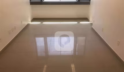 Sala totalmente reformada com recepção junto ao metro da Carioca