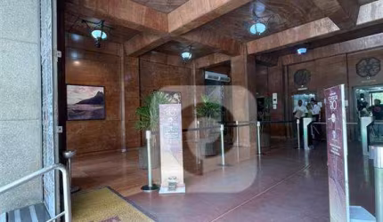 Excelente sala comercial na AV. Graça Aranha!