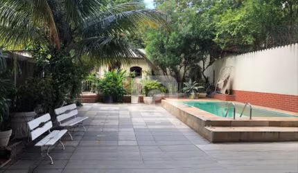 Excelente casa linear, com 3 quartos , 2 vagas, piscina  e churrasqueira