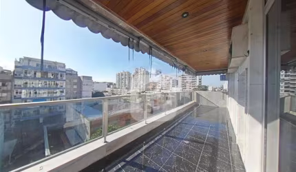 Proximidade  do Shopping  Tijuca. 3 quartos, varandão e 3 vagas na escritura