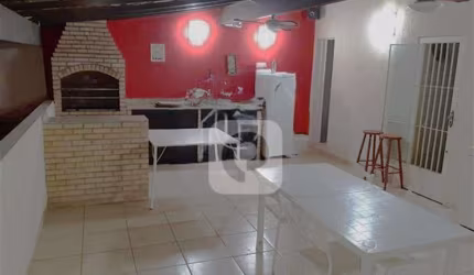 Casa triplex com 3 quartos e vaga com acesso à rua Barão de Mesquita
