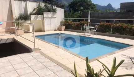 Casa de Luxo na Tijuca com 400m², Segurança e Conforto!!