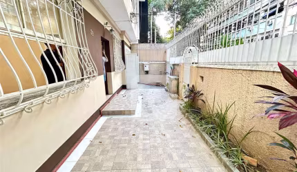 CASA DE FRENTE DE RUA PRÓXIMO AO METRÔ SÃO FRANCISCO XAVIER .