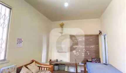 Casa de dois andares, tipo apartamento, sem condomínio e IPTU