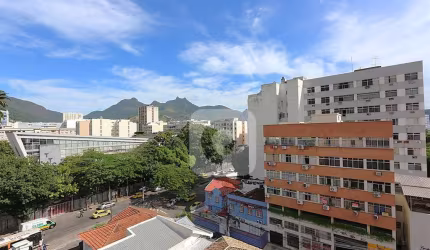 Conjugado com banheiro reformadíssimo e linda vista ao lado do Metrô estação Saens Peña.