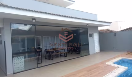 Casa de Condomínio com 3 Quartos sendo 2 suítes.