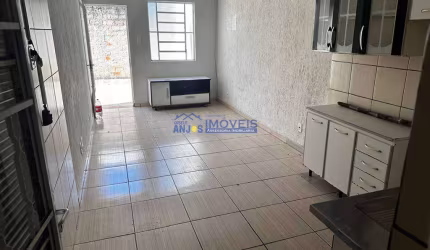 CASA COM 3 DOMITÓRIOS, SALA, COZINHA, QUINTAL, 1 BANHEIRO, VAGA PARA 2 AUTOMÓVEIS