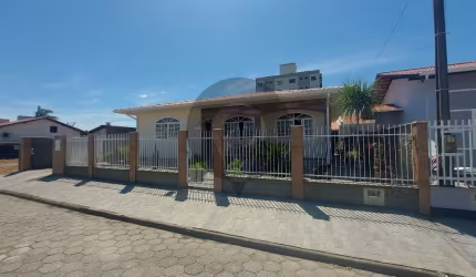 CASA de 3 QUARTOS Á VENDA no BAIRRO JOAIA