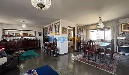 Apartamento mobiliado no centro com 180 m², 4 dormitórios (2 suítes), portaria e elevador.