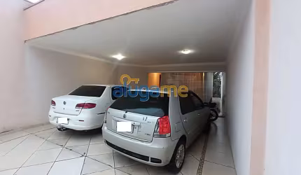 Casa com 3 dormitórios, 1 suíte, com edícula no fundo, cozinha com mobília