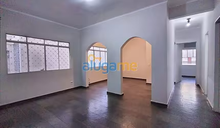 Apartamento no Higienópolis com 2 dormitórios, 2 banheiros e 1 vaga de garagem.
