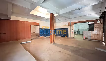 Galpão comercial na Vila Maceno, rua movimentada, com 300 m² e 3 ambientes.