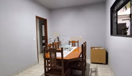 Casa no bairro Parque Glória III, com dois quarto e garagem.