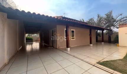 Casa com 03 dormitórios (sendo 01 suíte e 01 escritório), vaga para até 04 carros e ampla área de lazer com churrasqueira.