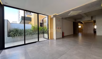 Salão comercial a 20 metros da Avenida José Munia, anexo ao condomínio Unique Residence, com fino acabamento e fachada de vidro.