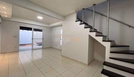 Sobrado no condomínio Las Palmas, zona sul, com 3 dormitórios, 2 banheiros, piscina e varanda com churrasqueira.