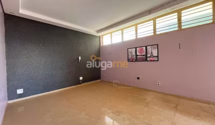 Casa residencial ou comercial, com 02 ambientes de sala, 03 dormitórios na frente e mais 03 salas nos fundos.