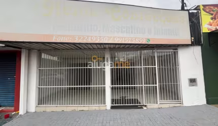 Salão comercial com ampla fachada, com cozinha e edícula nos fundos.
