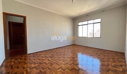 Apartamento amplo no centro, com 03 dormitórios (01 suíte) rico em armários, 01 vaga, portaria e elevador, andar alto.