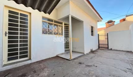 Casa de fundos no Eldorado, com 1 dormitório com armário e quintal amplo.