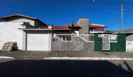 Espetacular casa Balneário Camboriú com sala comércio  .