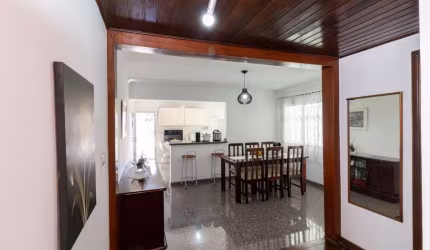 Atraente sobrado para venda com 3 quartos, sendo 2 suítes, 195m²