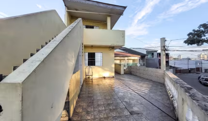 Versátil sobrado para venda com 8 quartos, sendo 1 suíte, 321m²