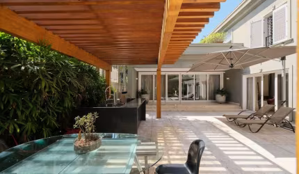 Versátil casa tipo para venda com 4 quartos, sendo 4 suítes, 582m²