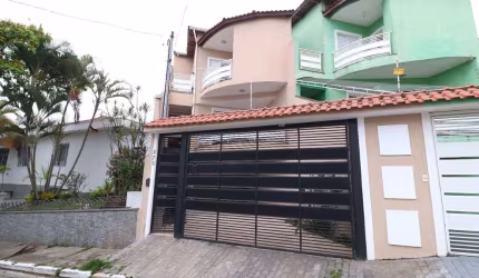 Funcional sobrado para venda com 3 quartos, sendo 3 suítes, 144m²