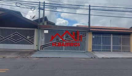 VENDE CASA COM 3 DORMITÓRIOS, UMA SUÍTE COM 105 M²  DE ÁREA CONSTRUÍDA