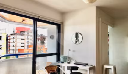 Apartamento iluminado com vista live.