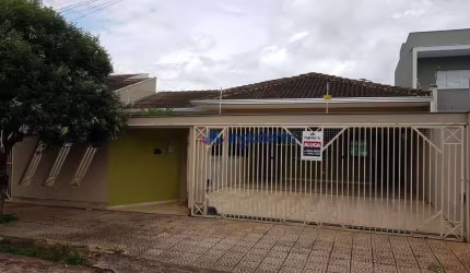 Casa com 3 quartos para alugar, 190 m² por R$ 4,750/mês - Jardim Burle Marx - Londrina/PR