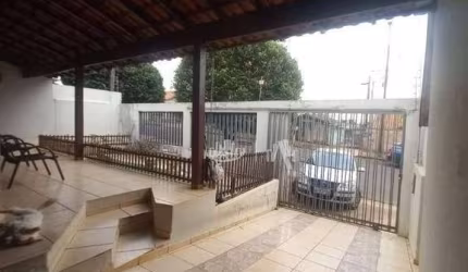 Casa com 3 quartos para alugar, 110 m² por R$ 2.500/mês - Maria Lúcia - Londrina/PR