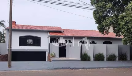 Casa com 3 quartos à venda, 447 m² por R$ 1.600.000 - Champagnat - Londrina/PR