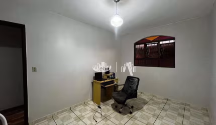 Casa com 3 quartos para alugar, 80 m² por R$ 1.450/mês - Jardim Piza - Londrina/PR
