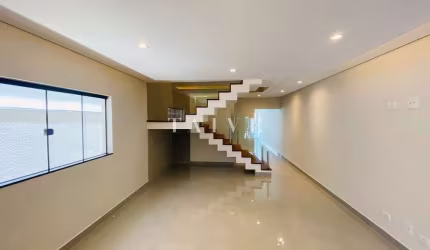 Casa assobradada à venda, 195m², com 3 quartos sendo 3 suítes, 1 lavabo, 2 vagas de garagem, Jardim